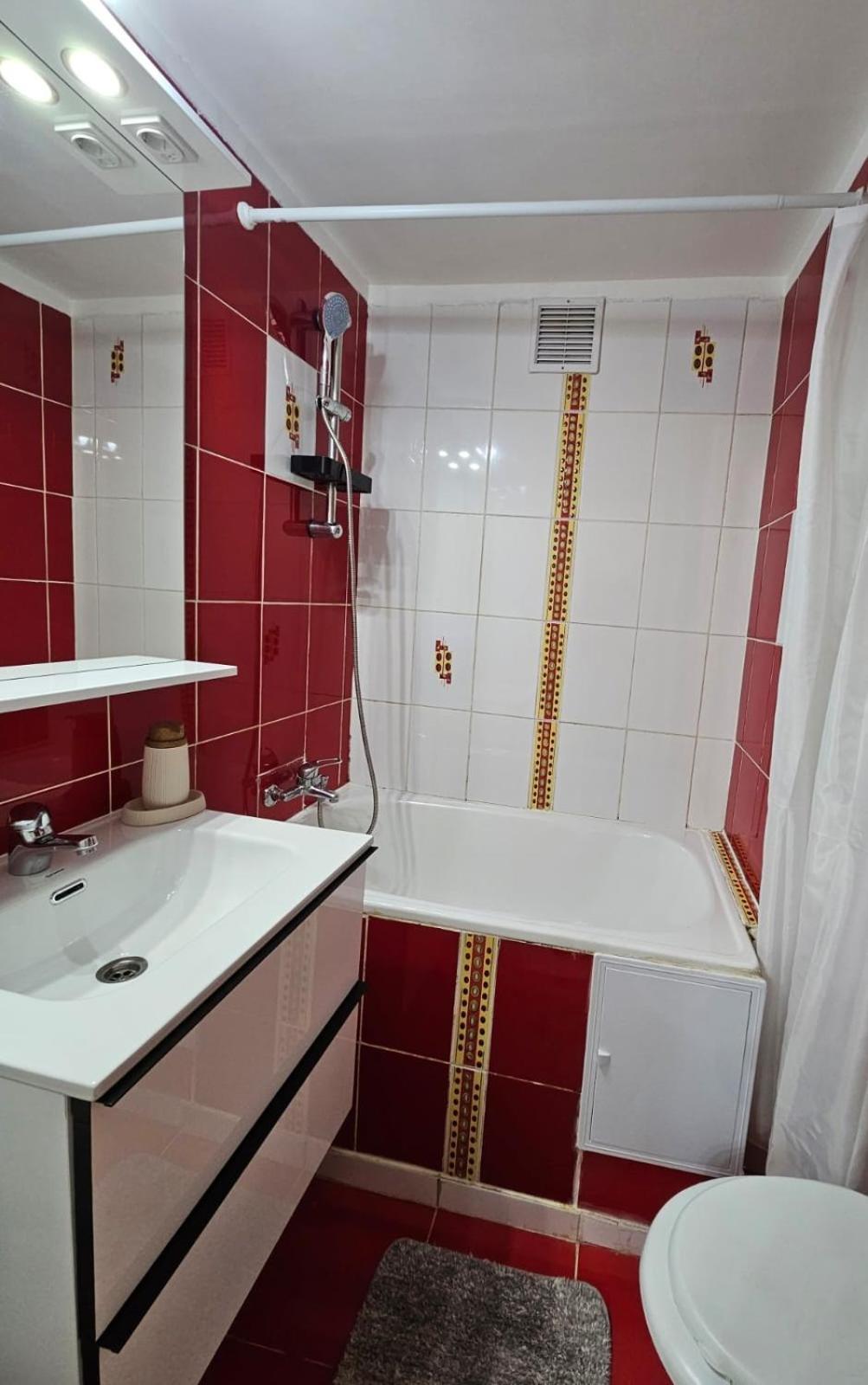 בוקרשט Kiwi Apart-Hotel 1Br Wi-Fi Free - Close To Old Town - Cozy Location - Shorter Or Longer Stay - R&M Boutique מראה חיצוני תמונה